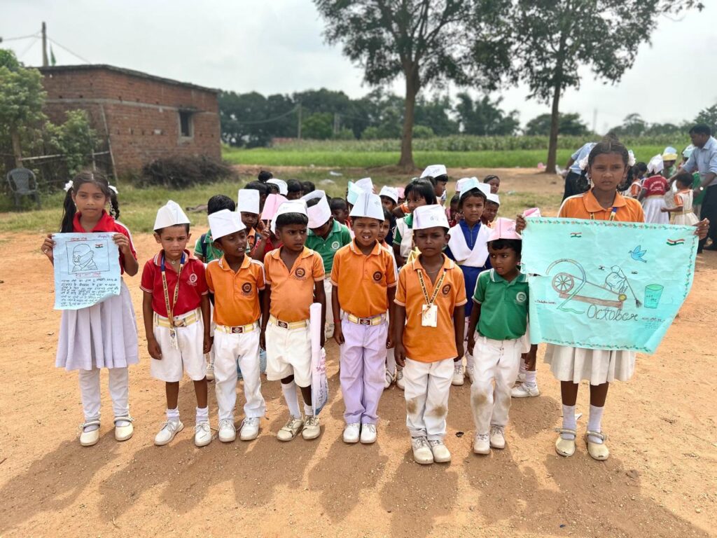साइन पब्लिक स्कूल नागजुआ में धूमधाम से बनाया गया गांधी जयंती साइन पब्लिक स्कूल नागजुआ में धूमधाम से बनाया गया गांधी जयंती