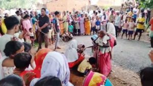 अवैध संबंध के शक में ग्रामीणों ने पथरगामा थाना के पूर्व एएसआई को बना लिया बंधक