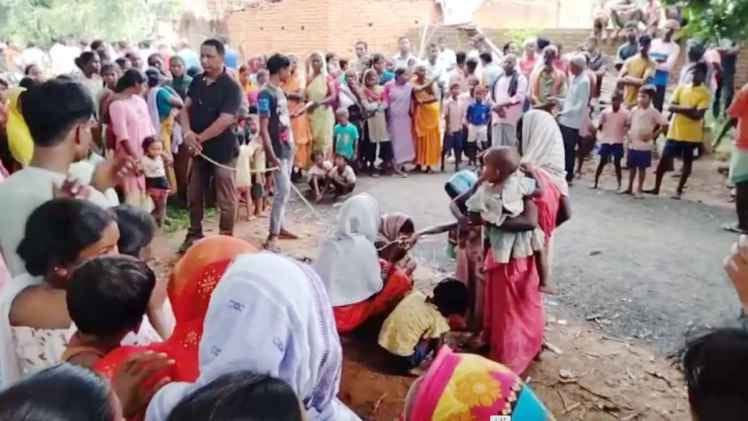 अवैध संबंध के शक में ग्रामीणों ने पथरगामा थाना के पूर्व एएसआई को बना लिया बंधक अवैध संबंध के शक में ग्रामीणों ने पथरगामा थाना के पूर्व एएसआई को बना लिया बंधक