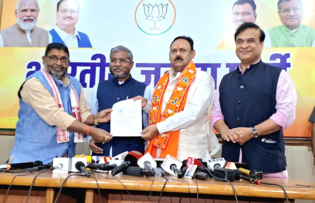 भाजपा में शामिल हुए कमलेश सिंह भाजपा में शामिल हुए कमलेश सिंह