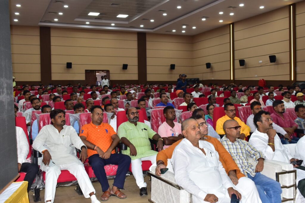 दशहरा पर्व को लेकर टाउन हॉल में जिला स्तरीय शांति समिति की बैठक संपन्न दशहरा पर्व को लेकर टाउन हॉल में जिला स्तरीय शांति समिति की बैठक संपन्न