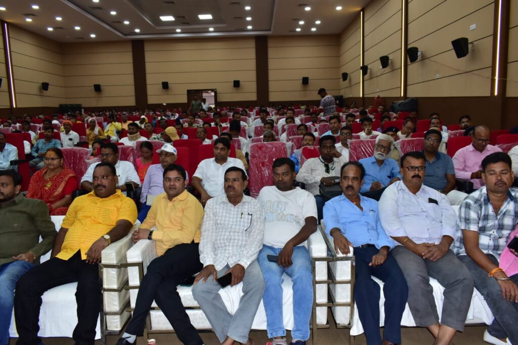 दशहरा पर्व को लेकर टाउन हॉल में जिला स्तरीय शांति समिति की बैठक संपन्न दशहरा पर्व को लेकर टाउन हॉल में जिला स्तरीय शांति समिति की बैठक संपन्न