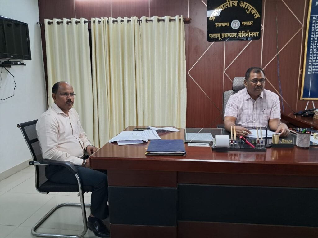 मतदान केंद्रों पर न्यूनतम सुविधाओं की उपलब्धता कराएं सुनिश्चित: कमिश्नर