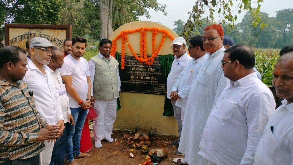 मनिका विधायक ने दो सड़कों का किया शिलान्यास मनिका विधायक ने दो सड़कों का किया शिलान्यास