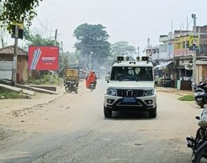 बिशुनपुरा : दुर्गा पूजा में न आए कोई आंच इसलिए अनुमंडलीय पदाधिकारी के नेतृत्व में निकाली गई फ्लैग मार्च।