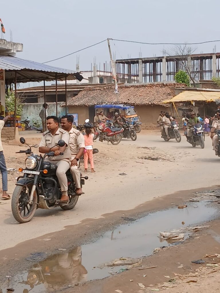 बिशुनपुरा : दुर्गा पूजा में न आए कोई आंच इसलिए अनुमंडलीय पदाधिकारी के नेतृत्व में निकाली गई फ्लैग मार्च। बिशुनपुरा : दुर्गा पूजा में न आए कोई आंच इसलिए अनुमंडलीय पदाधिकारी के नेतृत्व में निकाली गई फ्लैग मार्च।