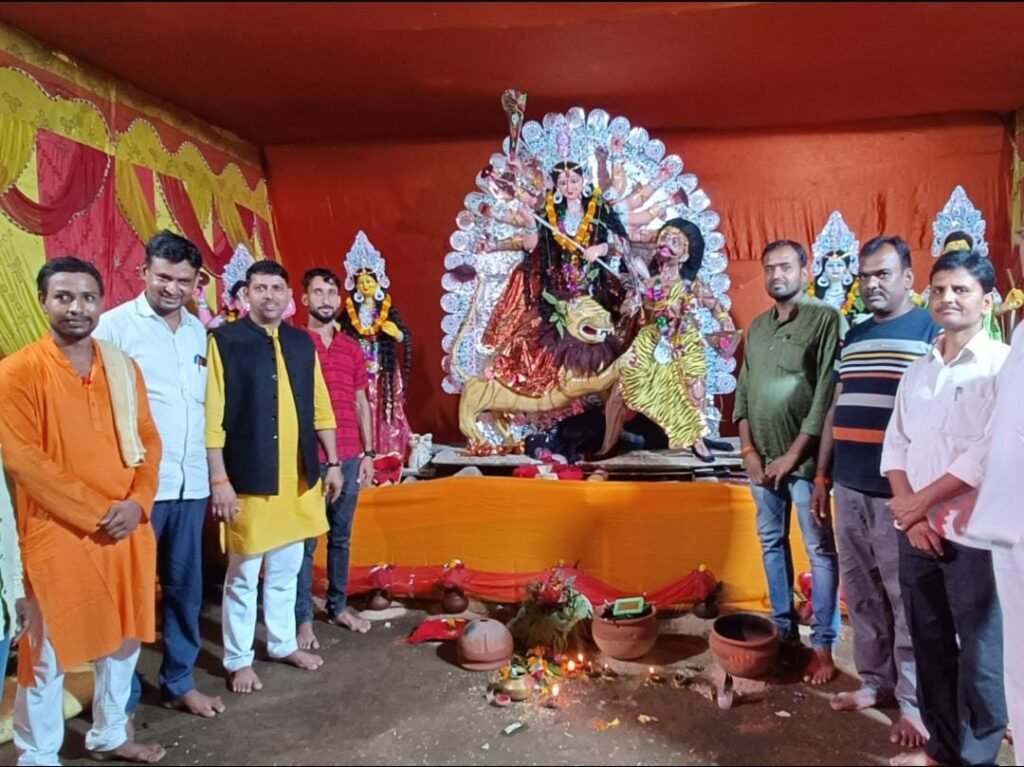 मातारानी का पट्ट खुलते ही सुदूरवर्ती इलाकों के विभिन्न पूजा पंडाल में पहुंचे ज्योति पांडेय