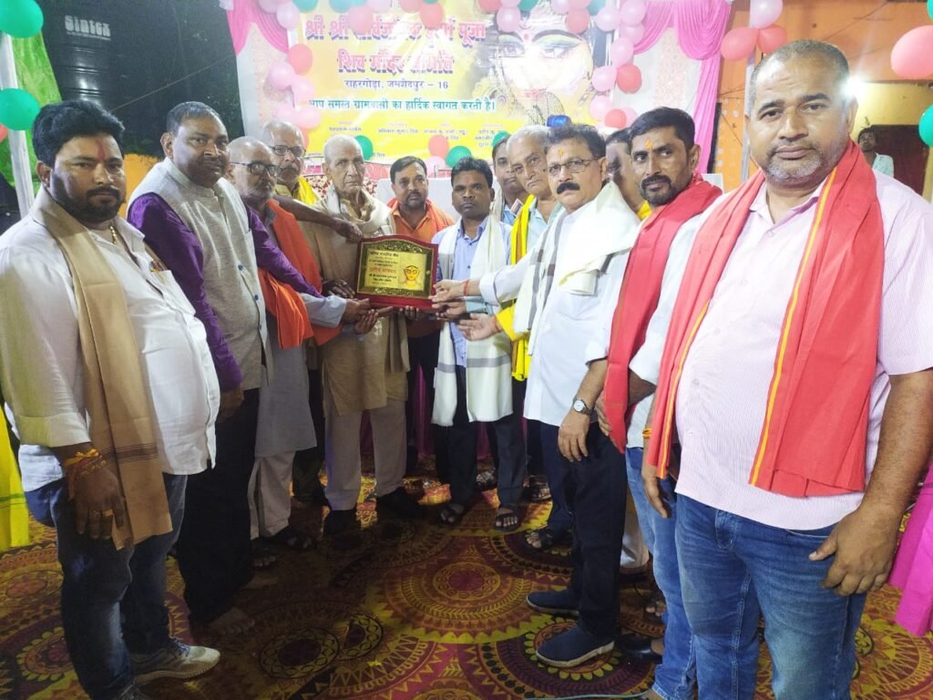 वरिष्ठ नागरिकों को सहिस ने दुर्गोत्सव पर स्मृति चिन्ह भेंट किया वरिष्ठ नागरिकों को सहिस ने दुर्गोत्सव पर स्मृति चिन्ह भेंट किया