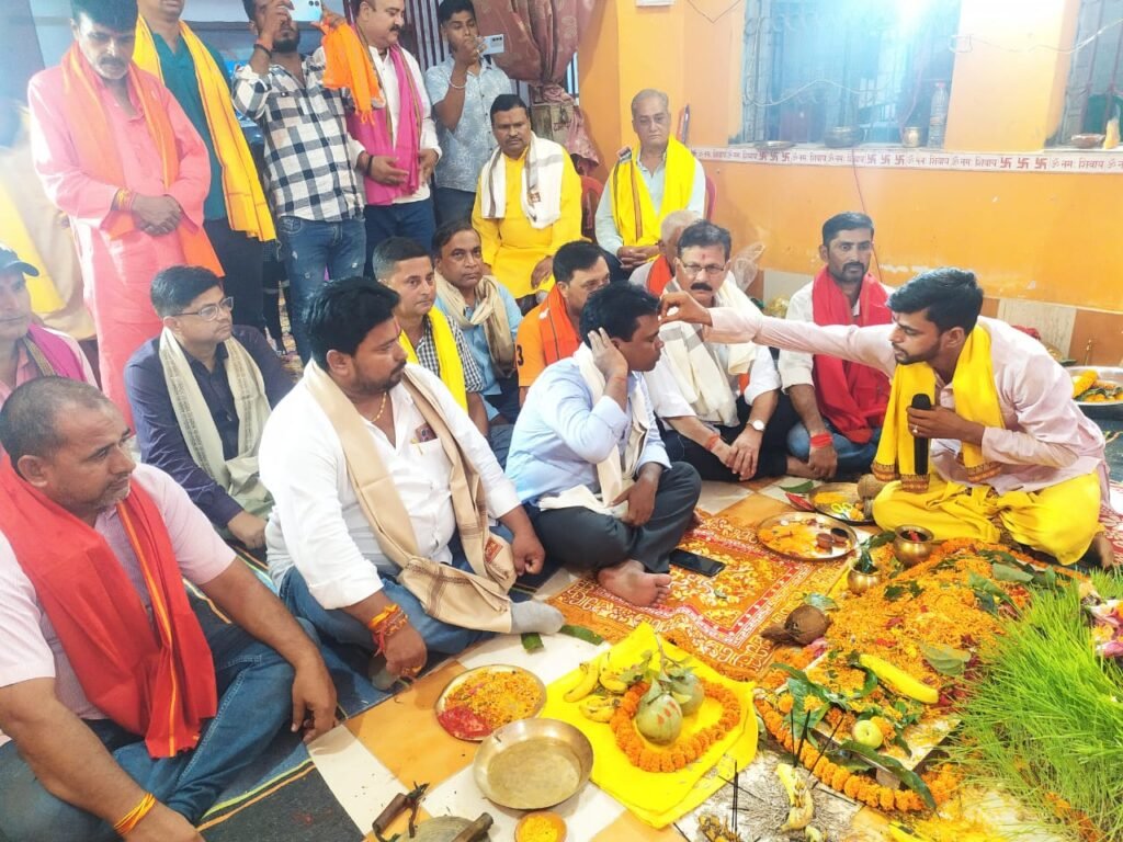 वरिष्ठ नागरिकों को सहिस ने दुर्गोत्सव पर स्मृति चिन्ह भेंट किया वरिष्ठ नागरिकों को सहिस ने दुर्गोत्सव पर स्मृति चिन्ह भेंट किया