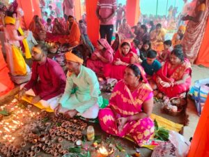 अष्टमी पर 108 द्वीप जलाकर श्रद्धालुओं ने की मां महागौरी की आरती