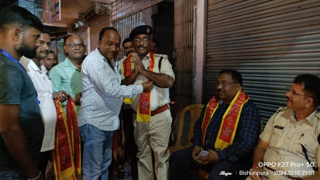 विशुनपुरा:अनुमंडल पुलिस पदाधिकारी ने किया पूरे पंडालों का निरीक्षण विशुनपुरा:अनुमंडल पुलिस पदाधिकारी ने किया पूरे पंडालों का निरीक्षण