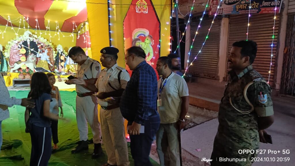 विशुनपुरा:अनुमंडल पुलिस पदाधिकारी ने किया पूरे पंडालों का निरीक्षण विशुनपुरा:अनुमंडल पुलिस पदाधिकारी ने किया पूरे पंडालों का निरीक्षण