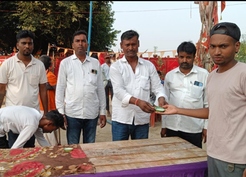विधायक प्रतिनिधी राणा प्रताप कुशवाहा ने किया महाप्रसाद वितरण का शुभारंभ विधायक प्रतिनिधी राणा प्रताप कुशवाहा ने किया महाप्रसाद वितरण का शुभारंभ