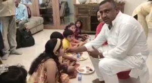 मंत्री बन्ना गुप्ता ने पत्नी के साथ किया कन्या पूजन