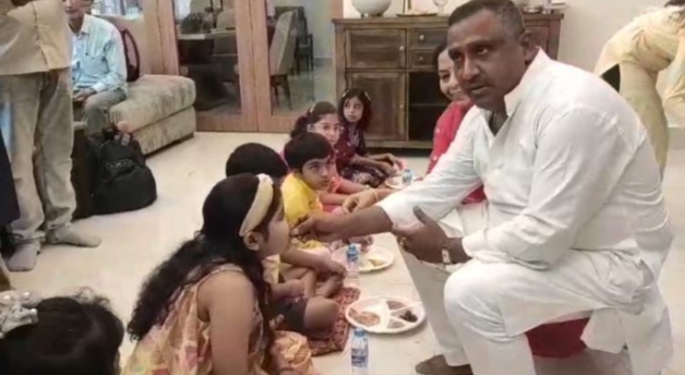 मंत्री बन्ना गुप्ता ने पत्नी के साथ किया कन्या पूजन मंत्री बन्ना गुप्ता ने पत्नी के साथ किया कन्या पूजन