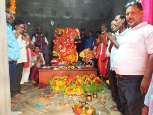 सफेद पहाड़ी स्थित हनुमान वाटिका प्रांगण में दुर्गोत्सव पर बटा भोग