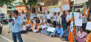 जिलाध्यक्ष से नाराज़ चल रहें भाजपाई प्रदेश कार्यालय पर धरना देने रांची पहुंचे!
