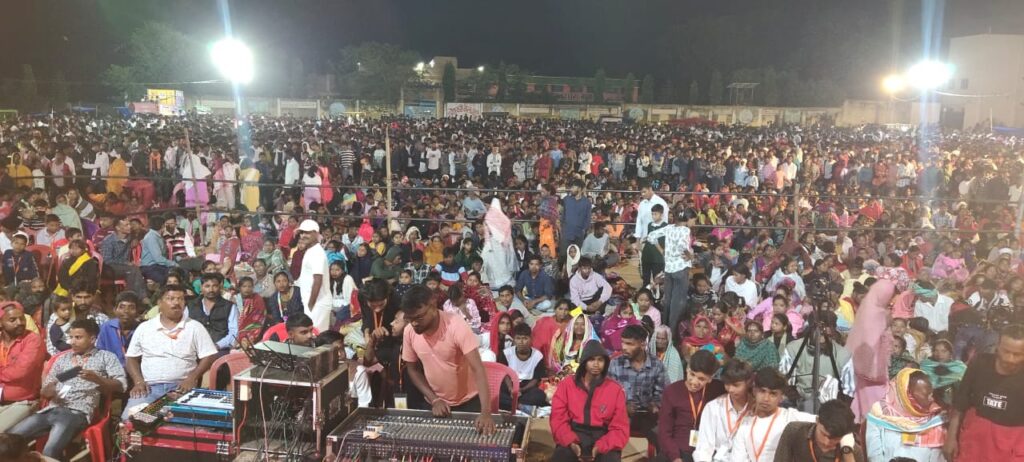 घाघरा:दुर्गा पूजा समिति चांदनी चौक की ओर से किया गया नागपुरी संस्कृति कार्यक्रम का आयोजन