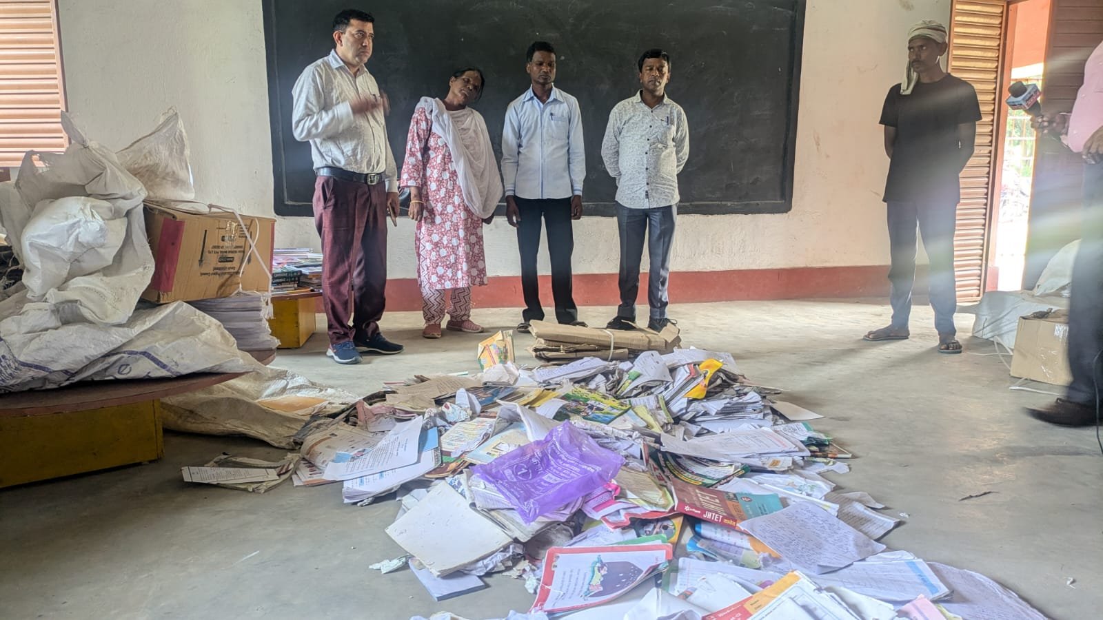 अचानक जांच करने पहुंचे प्रखंड शिक्षा पदाधिकारी प्रीति कुजूर स्कूल के शिक्षकों में मचा हड़काम अचानक जांच करने पहुंचे प्रखंड शिक्षा पदाधिकारी प्रीति कुजूर स्कूल के शिक्षकों में मचा हड़काम