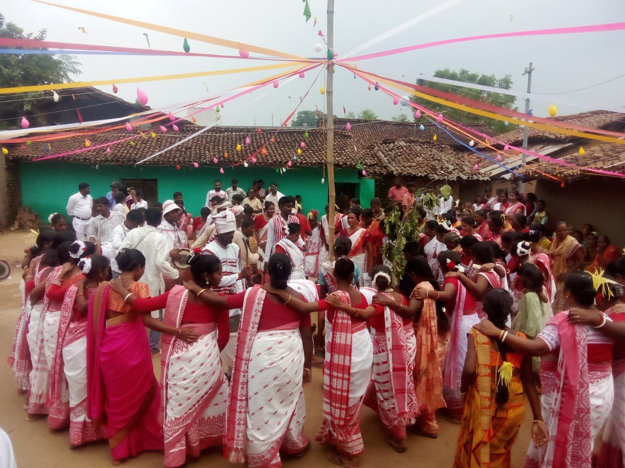 करम त्यौहार को लेकर शोभायात्रा निकली गई।