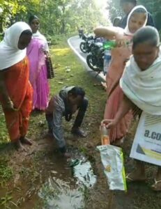 कुरुंद घाट के सड़क किनारे जल स्रोत, बना कौतूहल का विषय