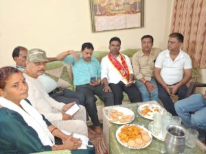 विहिप नेता देवेन्द्र गुप्ता के घर गए सहिस,मांगा समर्थन
