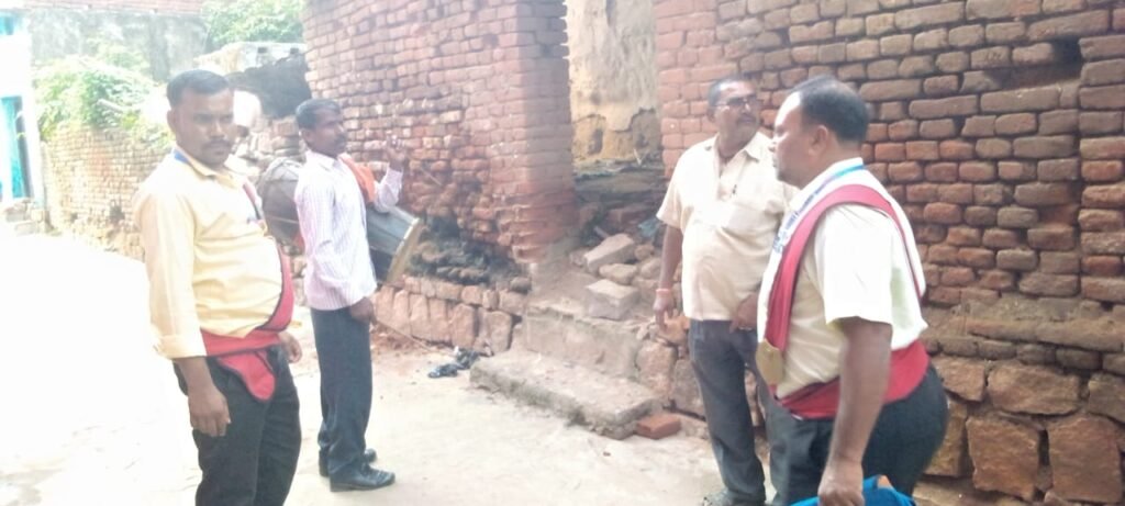 दर दर भटक रहे स्व. भगवान साव के पुत्रो॔ को आखिरकार मिला न्याय, न्यायालय ने ढ़ोल-नगाड़े के साथ करायी दखल-दहानी दर दर भटक रहे स्व. भगवान साव के पुत्रो॔ को आखिरकार मिला न्याय, न्यायालय ने ढ़ोल-नगाड़े के साथ करायी दखल-दहानी