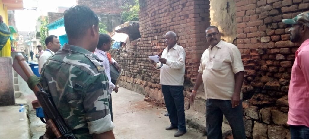 दर दर भटक रहे स्व. भगवान साव के पुत्रो॔ को आखिरकार मिला न्याय, न्यायालय ने ढ़ोल-नगाड़े के साथ करायी दखल-दहानी दर दर भटक रहे स्व. भगवान साव के पुत्रो॔ को आखिरकार मिला न्याय, न्यायालय ने ढ़ोल-नगाड़े के साथ करायी दखल-दहानी