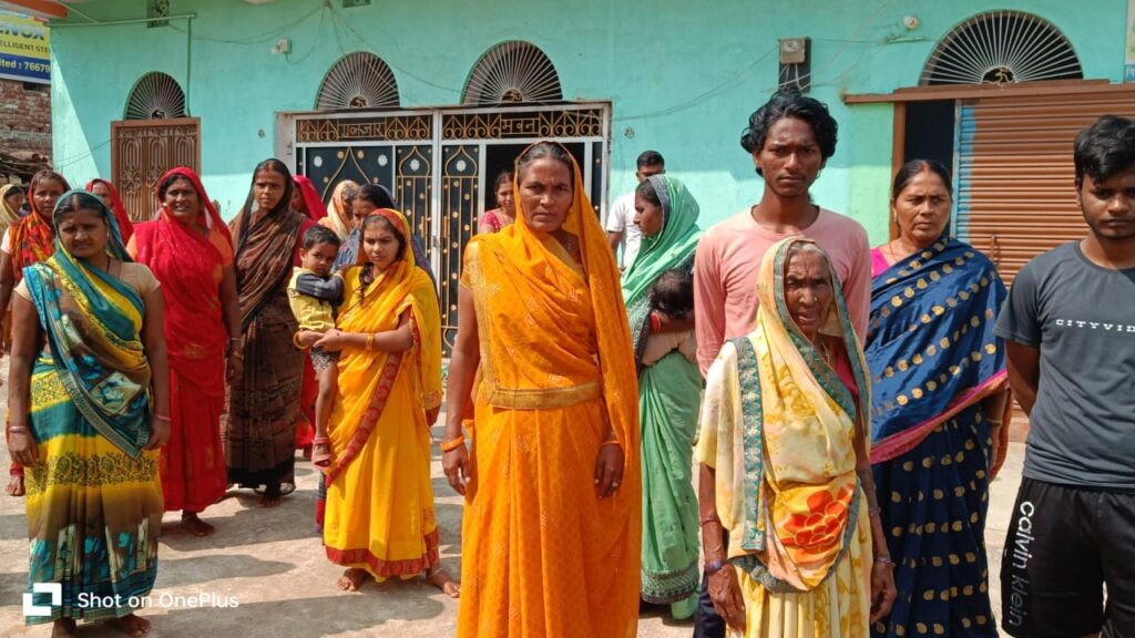जमीन विवाद में पूरा घर हुआ बर्बाद,आरोपी फरार जमीन विवाद में पूरा घर हुआ बर्बाद,आरोपी फरार