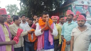 समाजवादी पार्टी के मनिका विधानसभा के उम्मीदवार रघुपाल सिंह का लोगों ने किया स्वागत