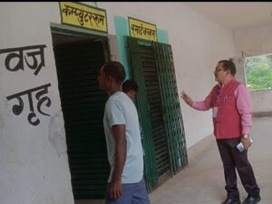 गारू अंचलाधिकारी ने किया ब्रजरगृह और मतदान बूथों का निरीक्षण