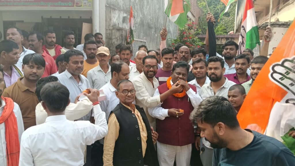 मनिका विधानसभा क्षेत्र के प्रत्याशी रामचंद्र सिंह को कार्यकर्ताओं ने गर्म जोशी के साथ स्वागत किया मनिका विधानसभा क्षेत्र के प्रत्याशी रामचंद्र सिंह को कार्यकर्ताओं ने गर्म जोशी के साथ स्वागत किया