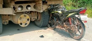 तेज रफ्तार बाइक खड़े ट्रक के नीचे घुसा,हेलमेट की वजह से बची जान