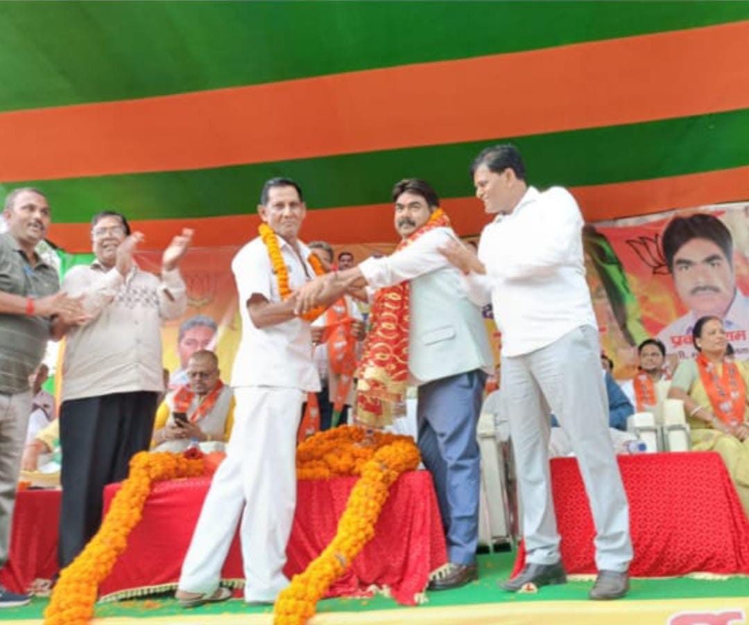 भाजपा प्रत्याशी प्रकाश राम ने लातेहार से किया नामांकन