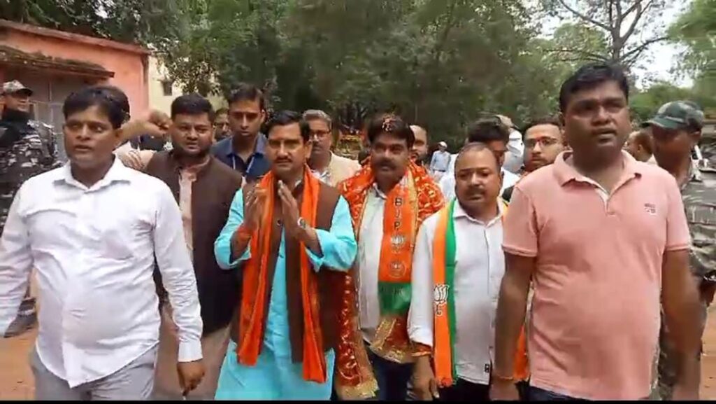 भाजपा प्रत्याशी प्रकाश राम ने लातेहार से किया नामांकन