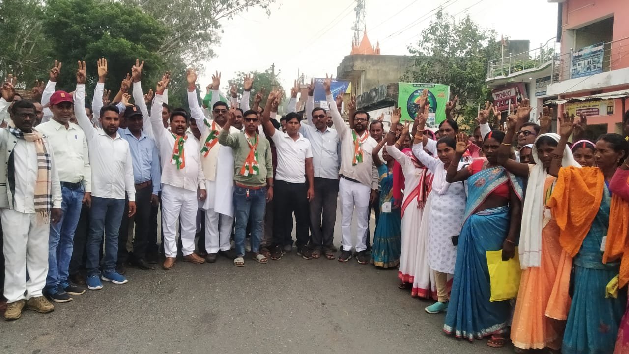 मनिका विधानसभा से रामचंद्र सिंह ने नामांकन में दिखाया दम, हजारों समर्थकों के साथ पहुंचे, किया नामांकन मनिका विधानसभा से रामचंद्र सिंह ने नामांकन में दिखाया दम, हजारों समर्थकों के साथ पहुंचे, किया नामांकन