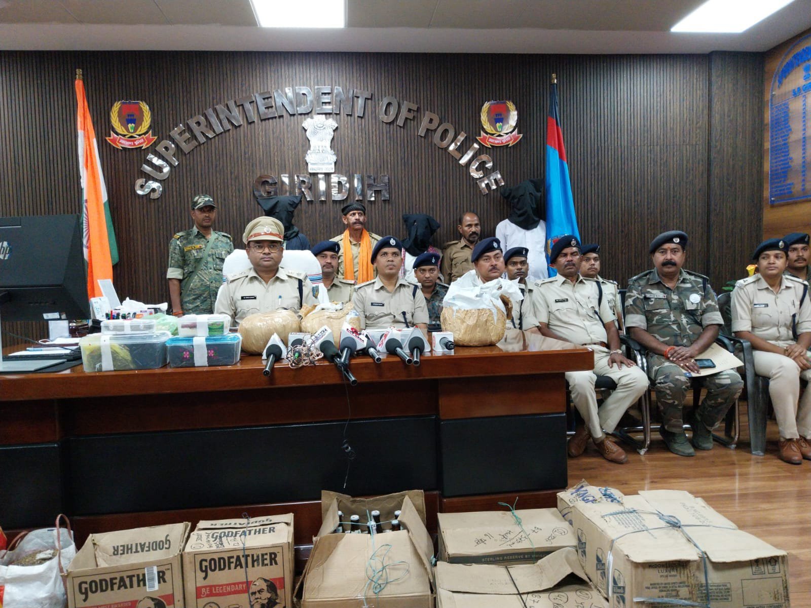 गिरिडीह पुलिस ने विशेष छापेमारी अभियान चलाया गिरिडीह पुलिस ने विशेष छापेमारी अभियान चलाया