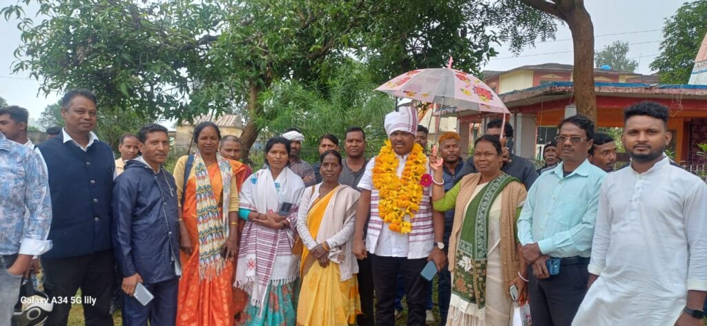 लातेहार कांग्रेस जिला अध्यक्ष मुनेश्वर उरांव ने निर्दलीय प्रत्याशी के रूप में पर्चा दाखिल किया लातेहार कांग्रेस जिला अध्यक्ष मुनेश्वर उरांव ने निर्दलीय प्रत्याशी के रूप में पर्चा दाखिल किया