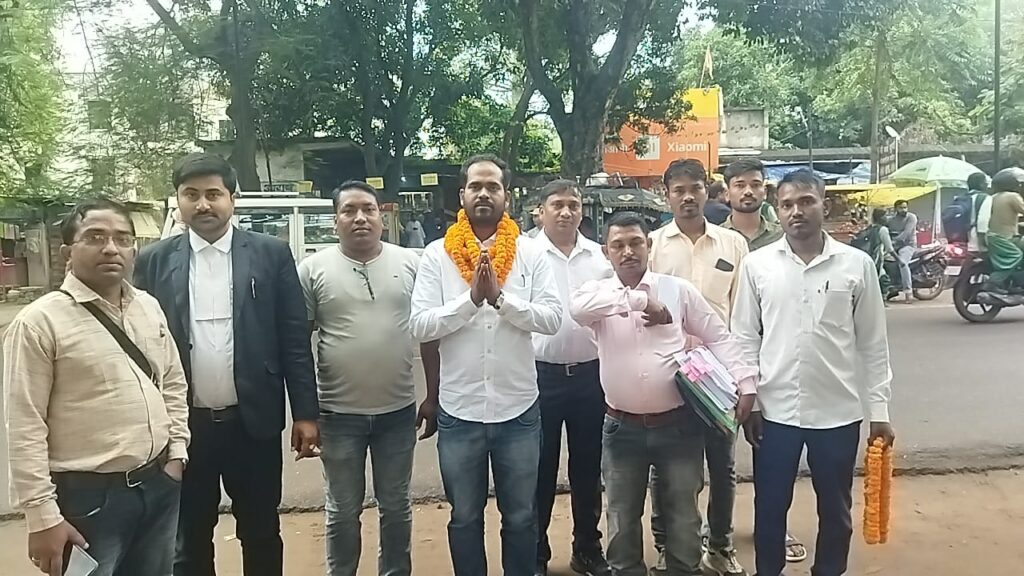 धीरेंद्र कुमार ने निर्दलीय प्रत्याशी के रूप में किया नामांकन दाखिल धीरेंद्र कुमार ने निर्दलीय प्रत्याशी के रूप में किया नामांकन दाखिल
