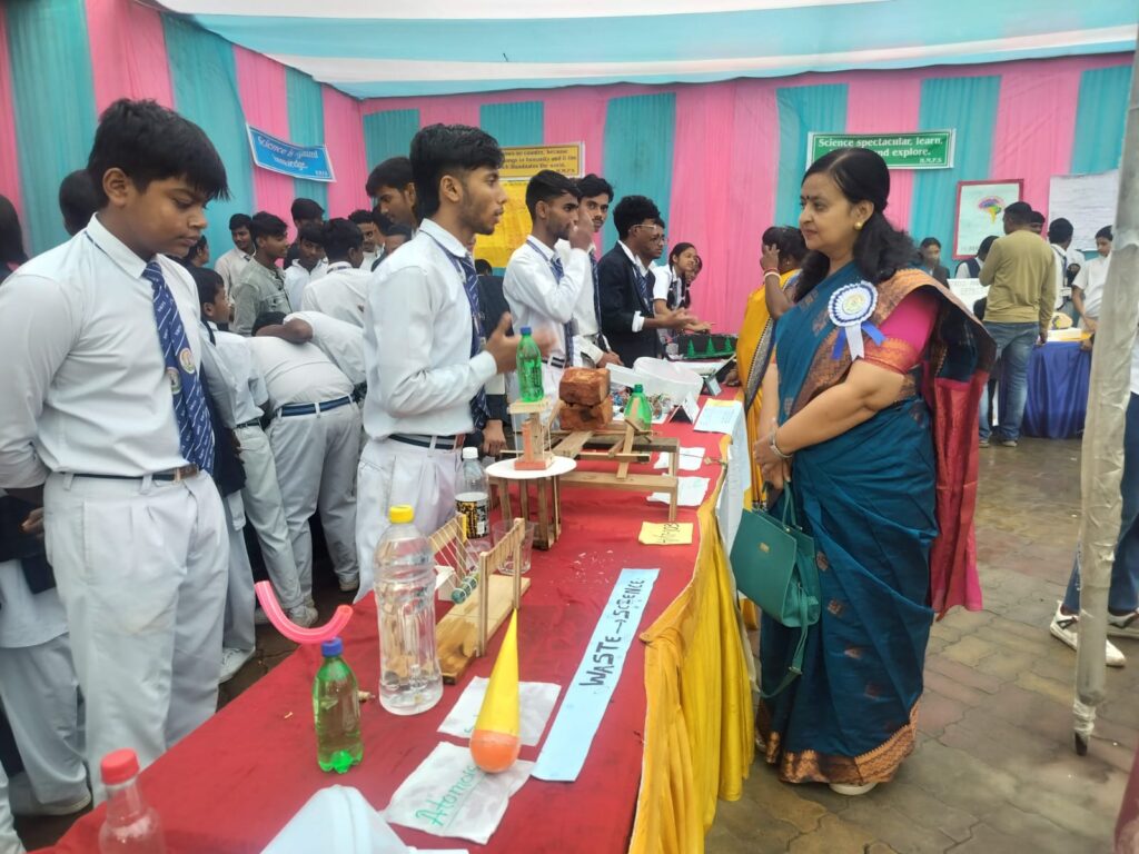 एच एम पब्लिक स्कूल चुटिया रांची में विज्ञान प्रदर्शनी का किया गया आयोजन