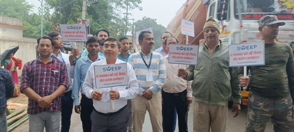 वाहनों पर मतदाता जागरूकता स्टीकर लगाकर किया गया जागरूक वाहनों पर मतदाता जागरूकता स्टीकर लगाकर किया गया जागरूक