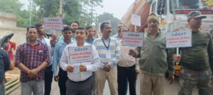 वाहनों पर मतदाता जागरूकता स्टीकर लगाकर किया गया जागरूक