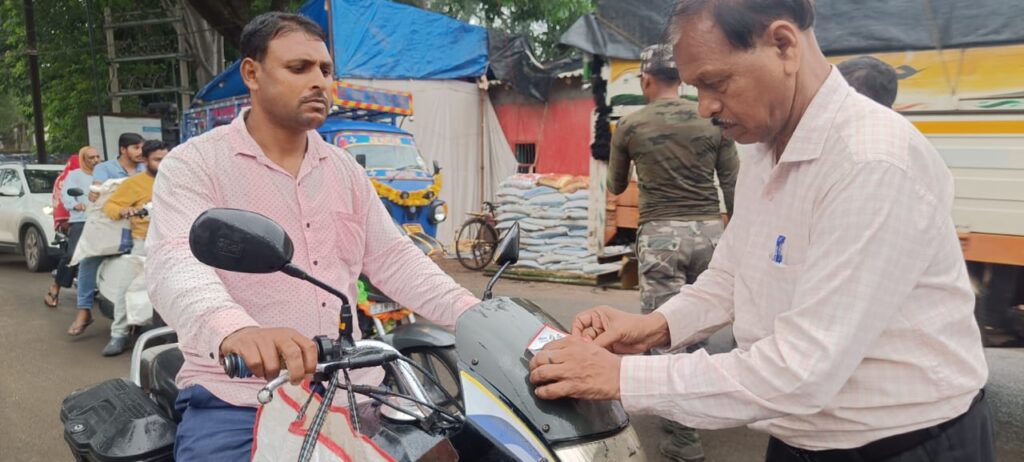 वाहनों पर मतदाता जागरूकता स्टीकर लगाकर किया गया जागरूक
