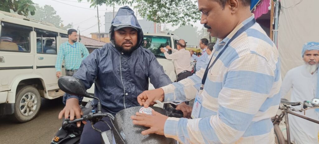 वाहनों पर मतदाता जागरूकता स्टीकर लगाकर किया गया जागरूक