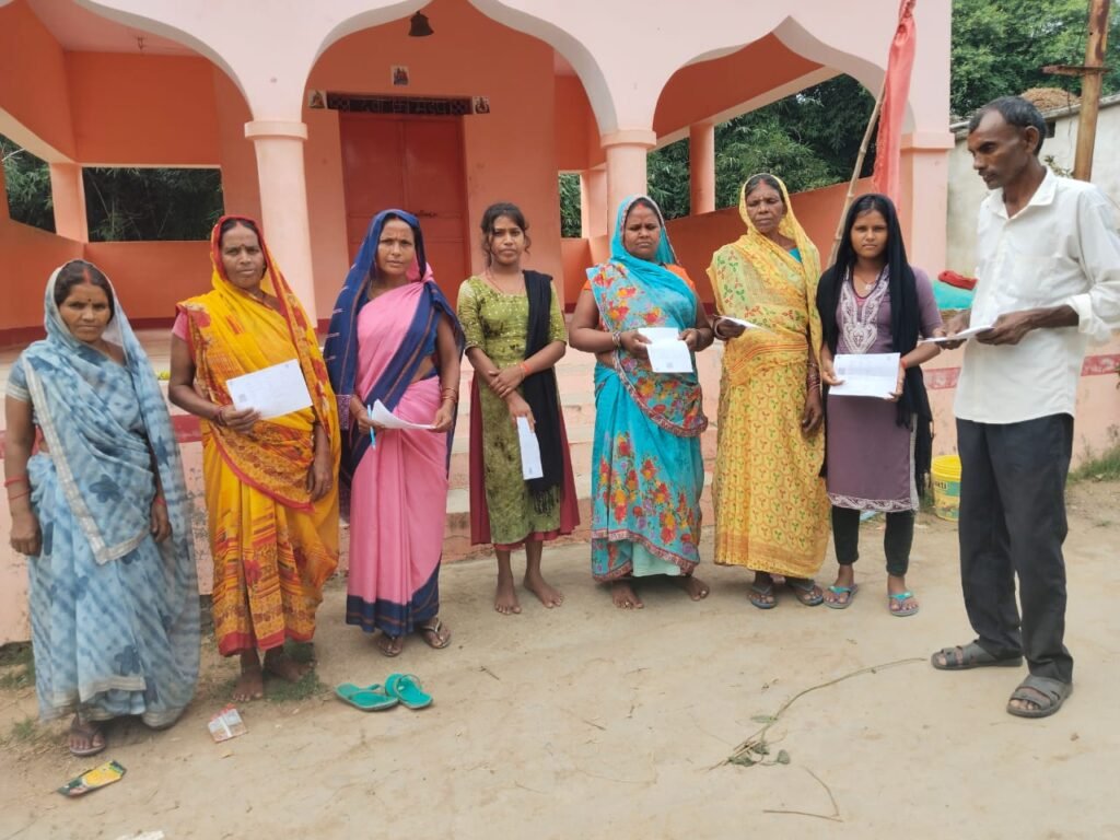 वोटर इनफार्मेशन स्लीप का वितरण शुरू,घर-घर पहुंच रहा मतदाता पर्ची