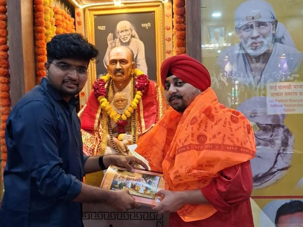 नामांकन दाखिल करते ही भाटिया पहुंचे शिरडी, महाल्सापति के वंशजों ने किया सम्मानित नामांकन दाखिल करते ही भाटिया पहुंचे शिरडी, महाल्सापति के वंशजों ने किया सम्मानित