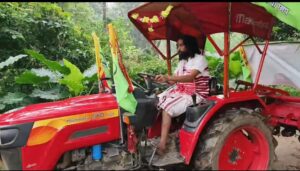 देवेंद्रनाथ महतो ट्रेक्टर चलाकर नॉमिनेशन के लिए कुच किए।