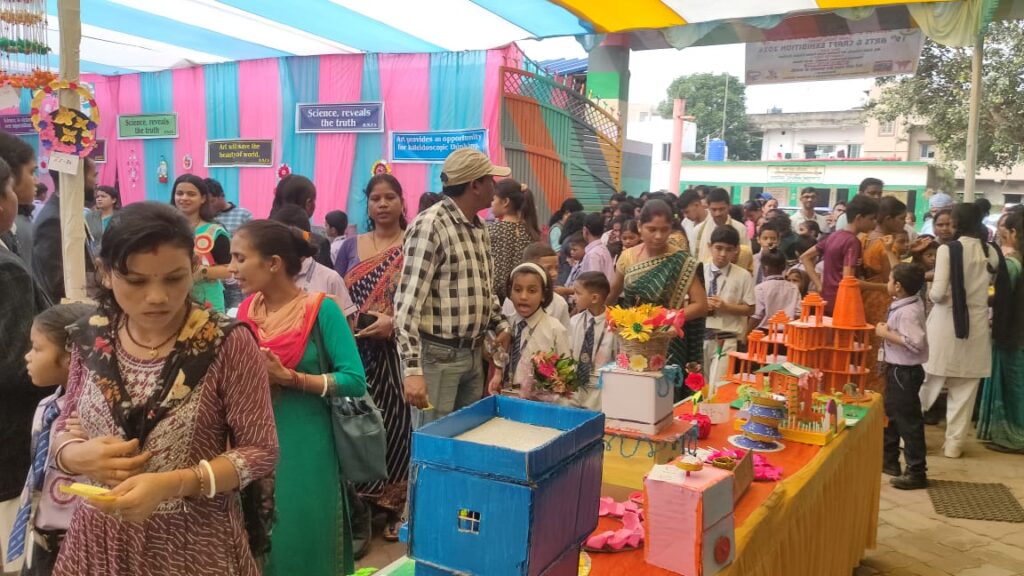 एच.एम.(H.M)पब्लिक स्कूल चुटिया के प्रांगण में कला एवं शिल्प प्रदर्शनी का किया गया आयोजन