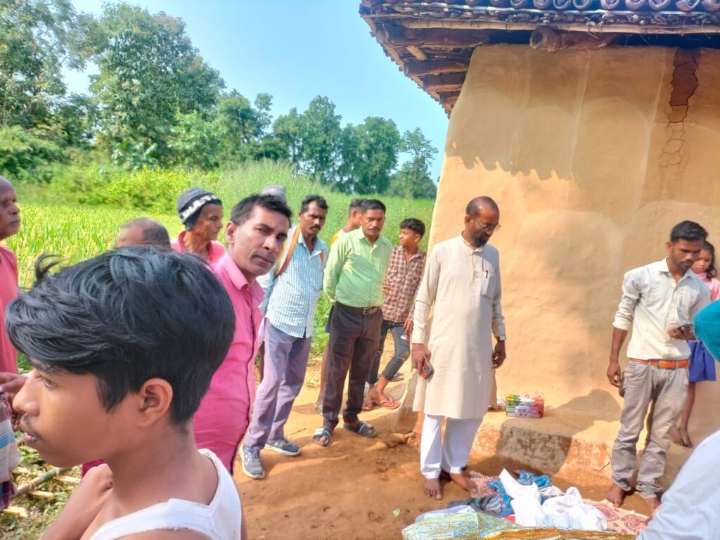 चौकीदार के निधन के बाद अंतिम संस्कार में पहुंचे कांग्रेस जिला उपाध्यक्ष सुरेंद्र पासवान चौकीदार के निधन के बाद अंतिम संस्कार में पहुंचे कांग्रेस जिला उपाध्यक्ष सुरेंद्र पासवान