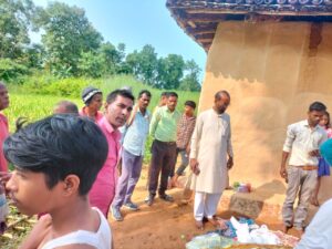 चौकीदार के निधन के बाद अंतिम संस्कार में पहुंचे कांग्रेस जिला उपाध्यक्ष सुरेंद्र पासवान